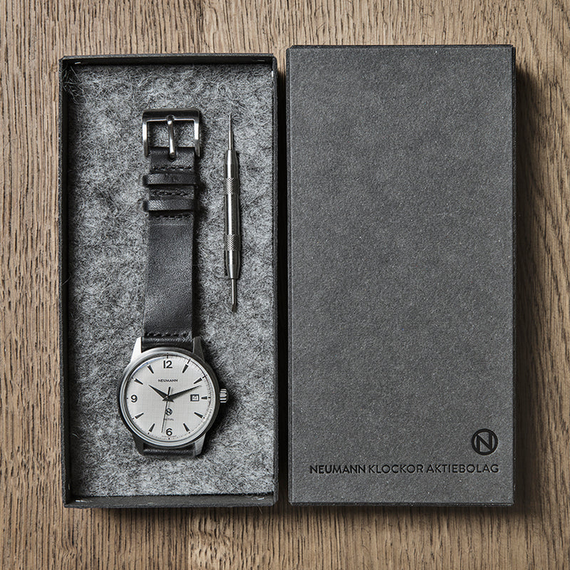 Horloge NEUMANN, Initial No1, C01_K